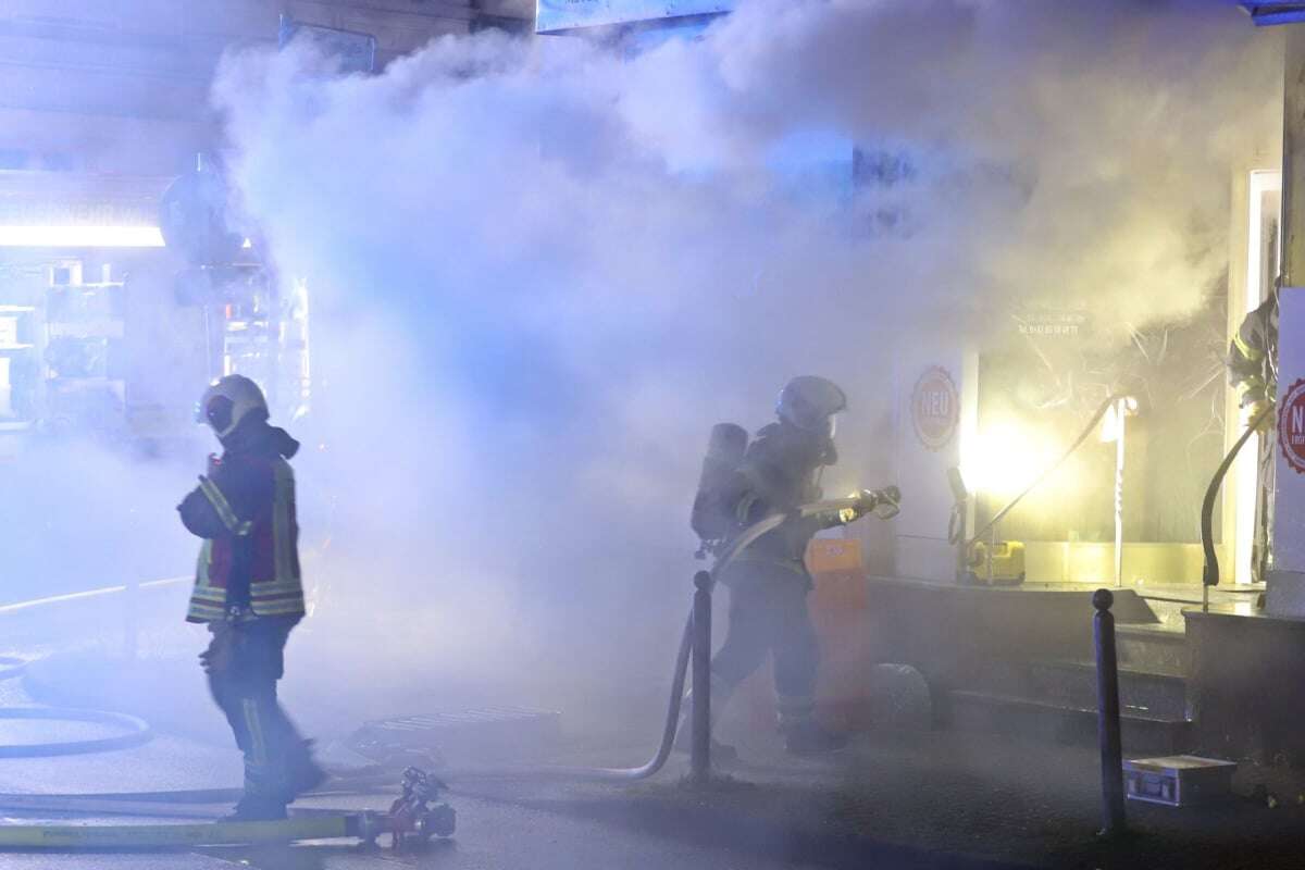 Lebensmittelmarkt brennt: Feuerwehr muss Bewohner aus Haus retten