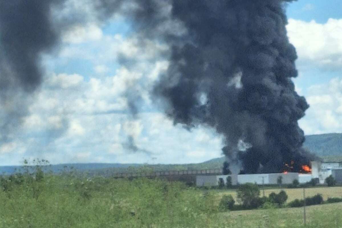 Riesige Rauchsäule weithin sichtbar: Feuer in Unternehmen für Kräuter-Mischungen