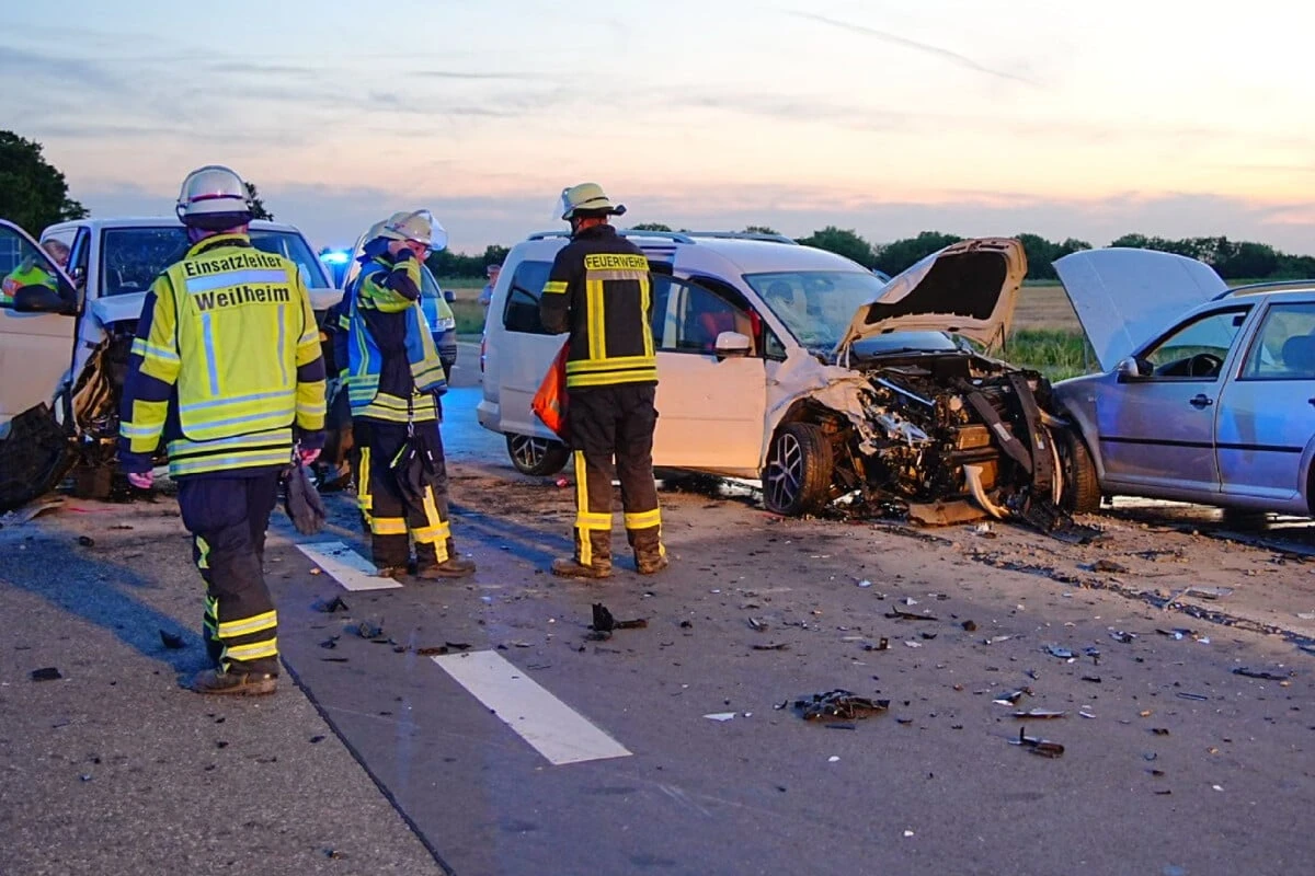 Crash mit drei Autos: Zehn teils schwer Verletzte, darunter mehrere Kinder