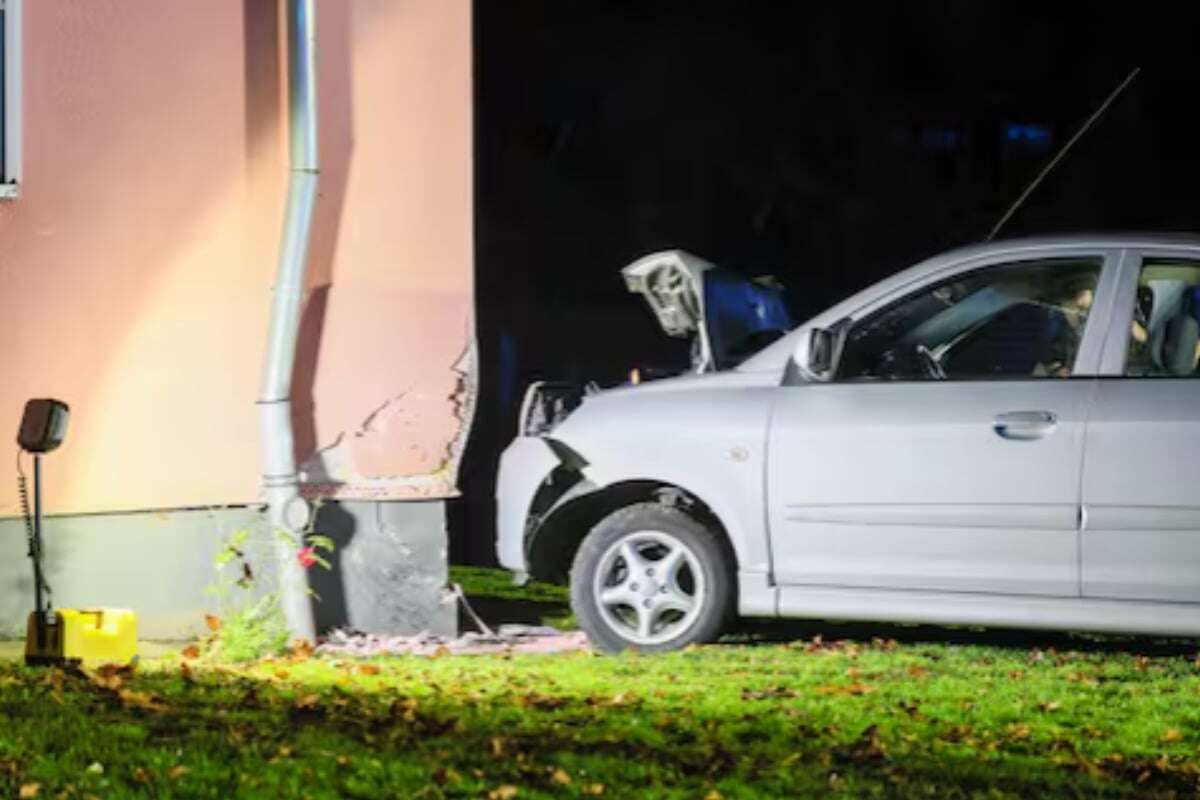 Suff-Fahrer rast gegen Hauswand: Hat er zuvor seine Beifahrerin (18) abgeschnallt?