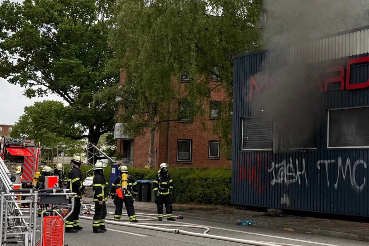Hamburger Kfz-Betrieb brennt auf 100 Quadratmetern: Großeinsatz