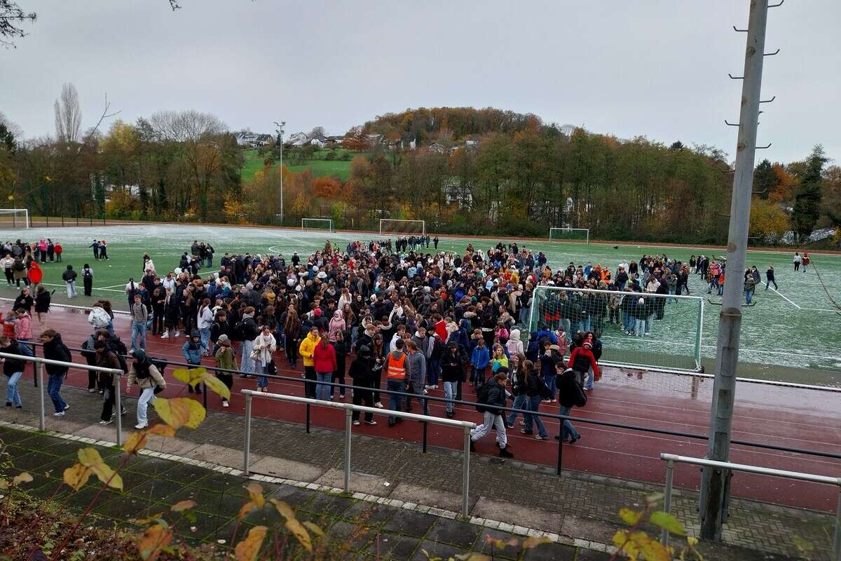 Massive Rauchentwicklung: 2000 Schüler wegen Feuers evakuiert