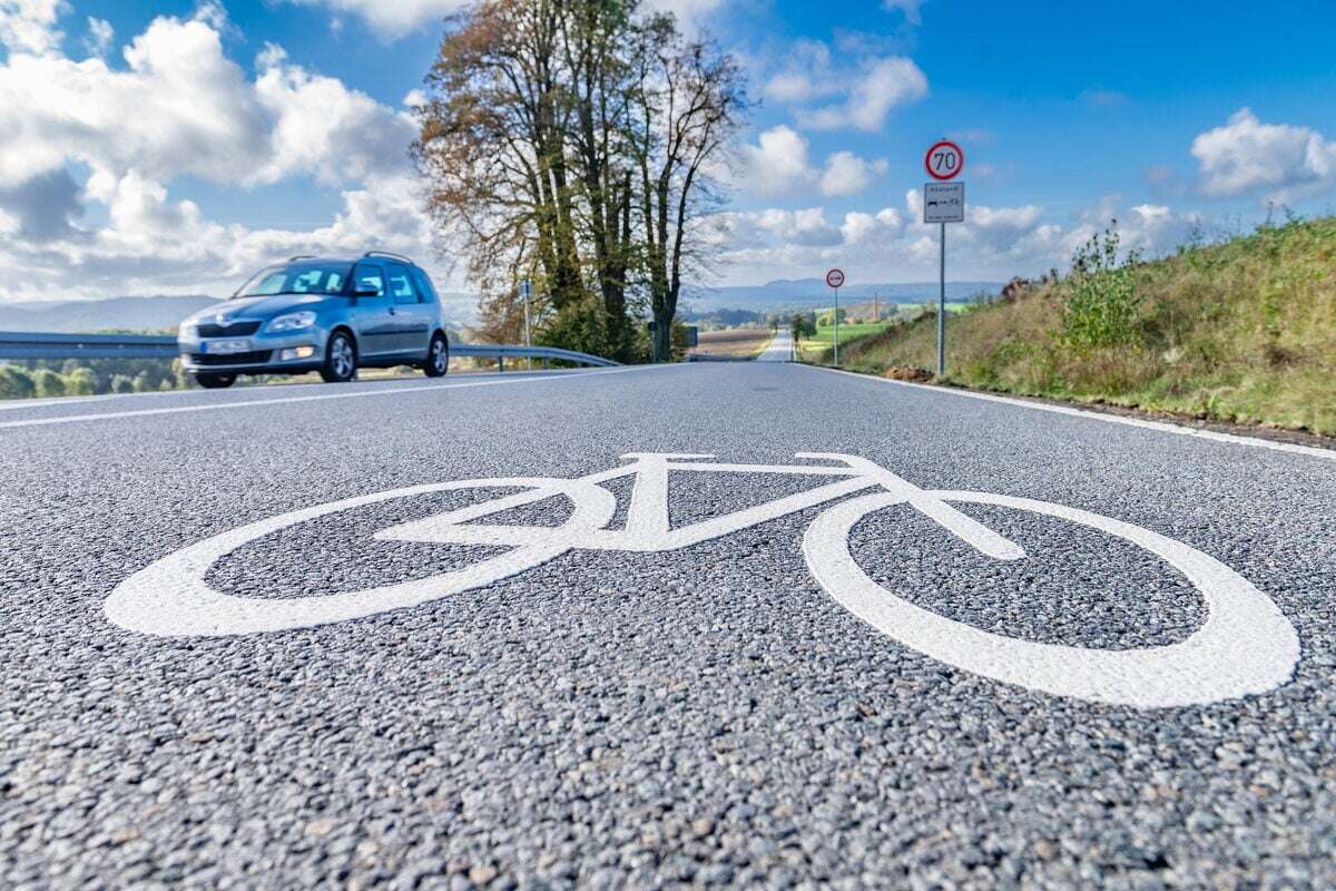 Verkehrsversuch in Sachsen: Piktogramme und Tempo-Reduzierung sollen Radweg-Bau ersetzen