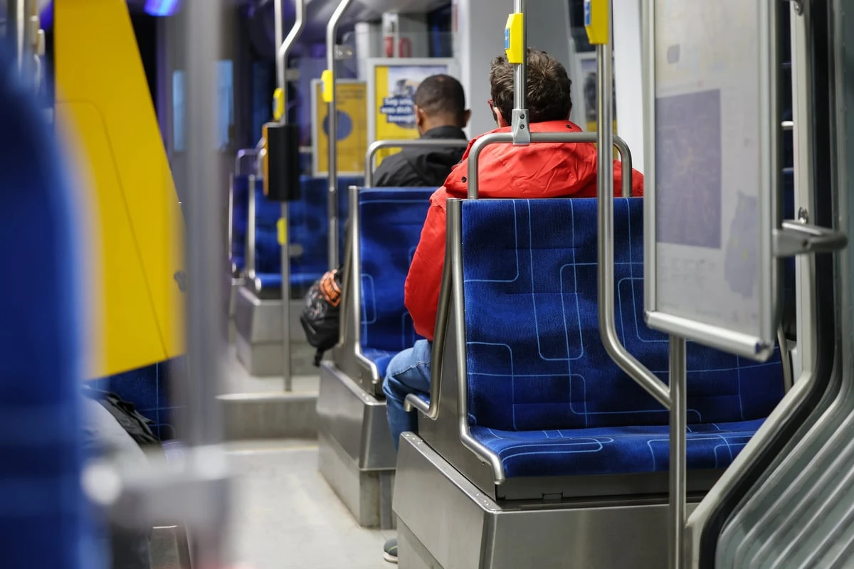 Trio raubt Leipziger brutal aus und fährt mit Straßenbahn davon