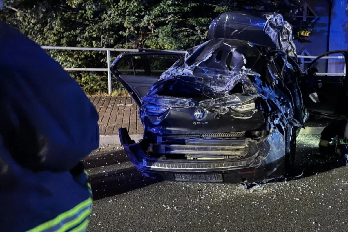 VW rast in Bushaltestelle: Vier Jugendliche zum Teil schwer verletzt