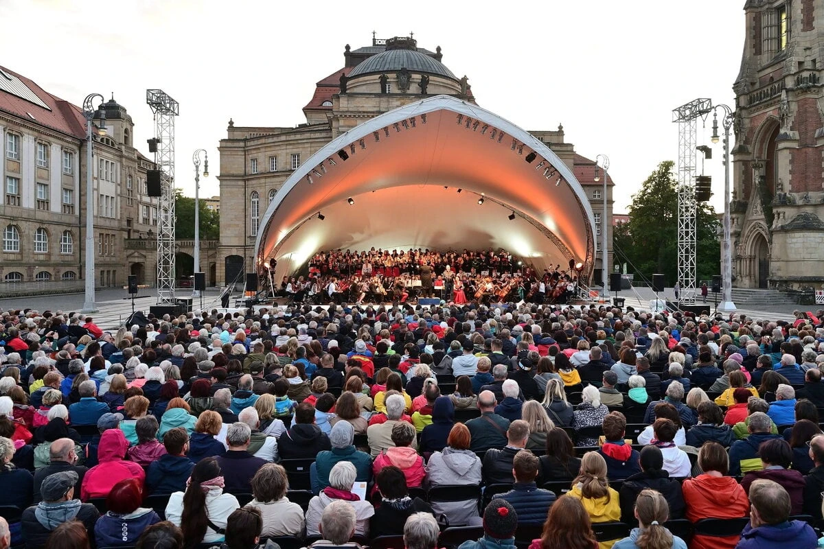Kosmos Chemnitz lüftet Geheimnis: Diese Band tritt mit Philharmonie auf dem Theaterplatz auf!