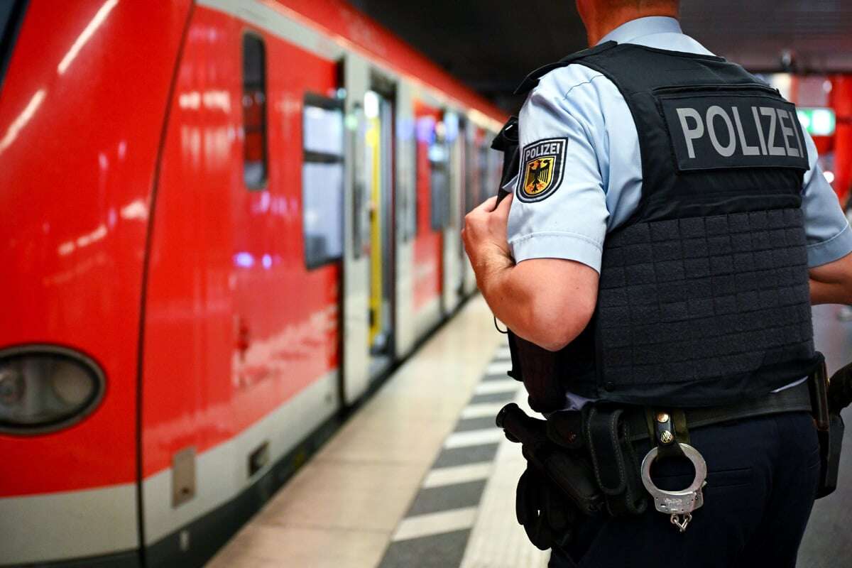 Nach verbotenen Gesten und Parolen: Mann uriniert unter Drogen in Polizeistelle