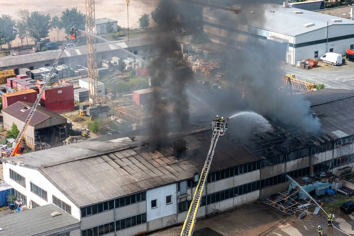 Lagerhalle in Dietzenbach steht in Flammen: Explosion im Innenraum