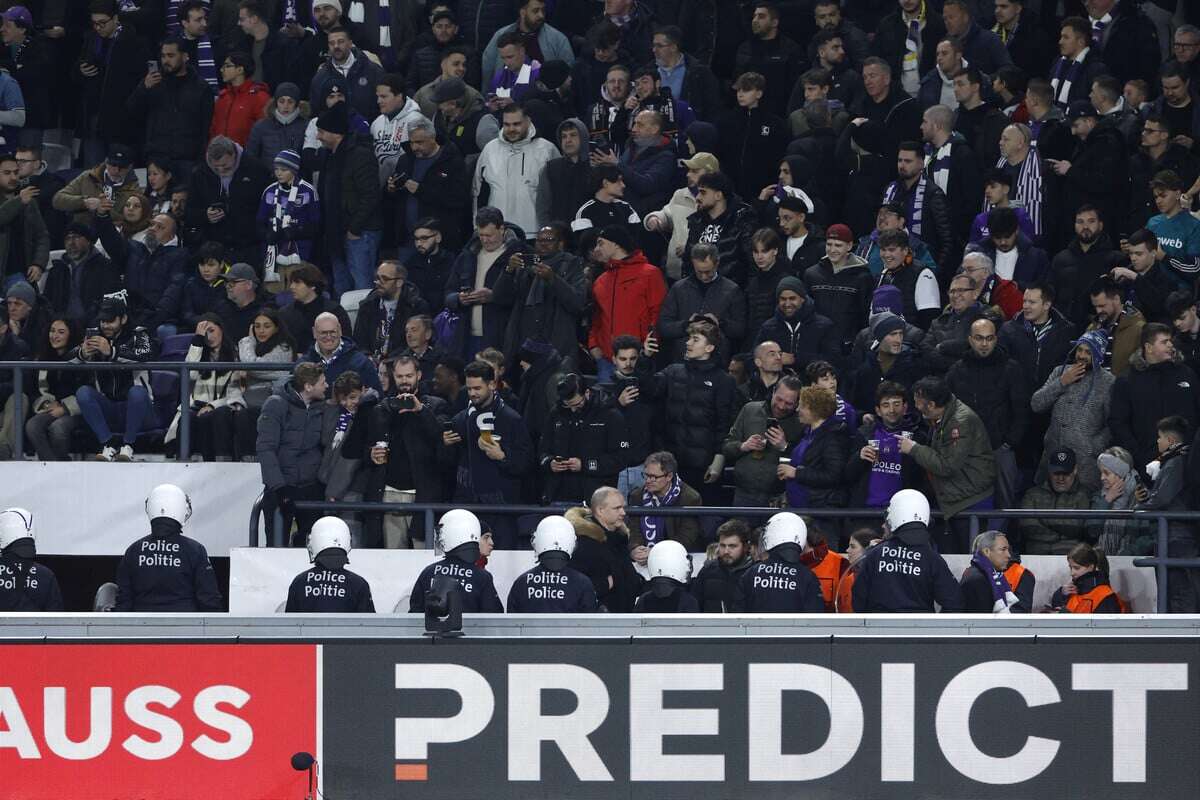 Europa-League-Eklat! Hunderte Fans liefern sich Schlägerei im Stadion, Schiri reagiert sofort