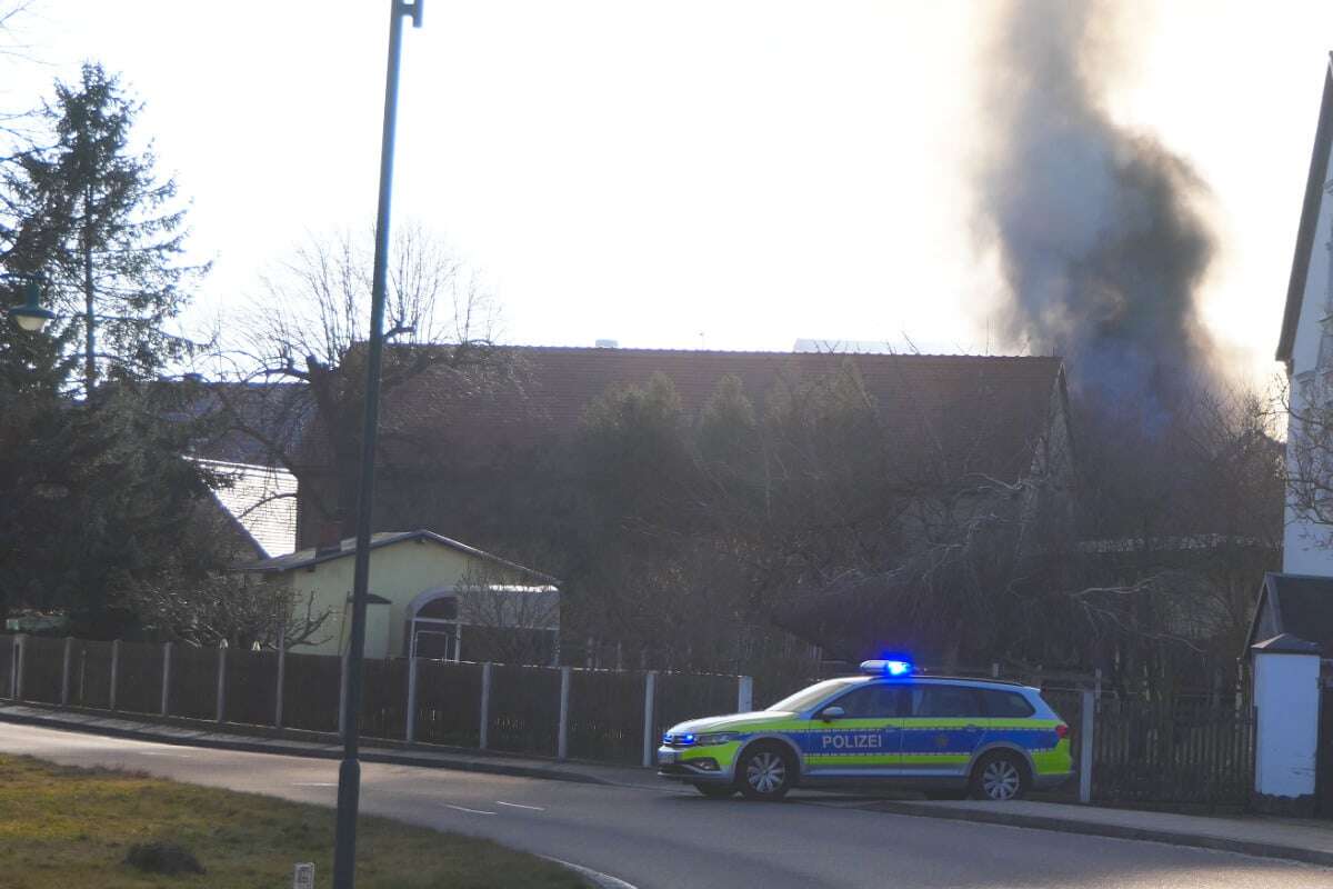 Rauchsäule in sächsischem Dorf: Schäune brennt vollkommen nieder