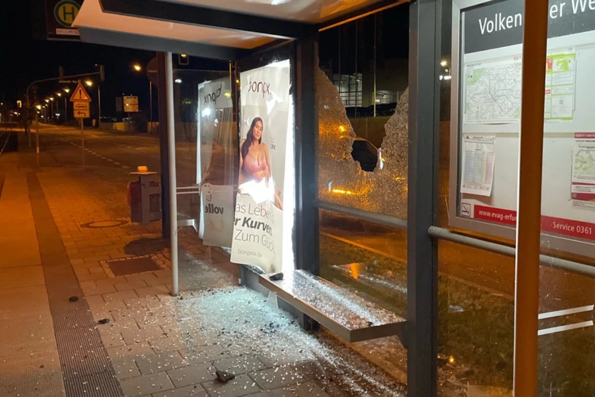 Mehrere Wartehäuschen in Erfurt mutwillig zerstört