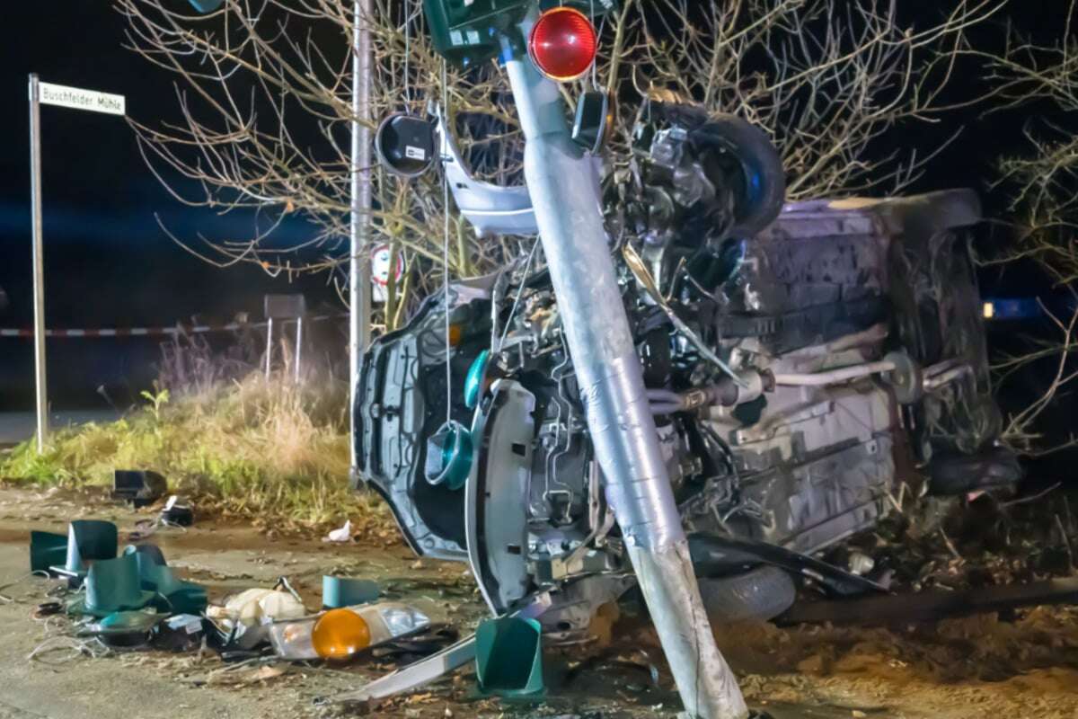 Auto zerschellt an Ampelmast: Polizei findet Unfallursache schnell heraus