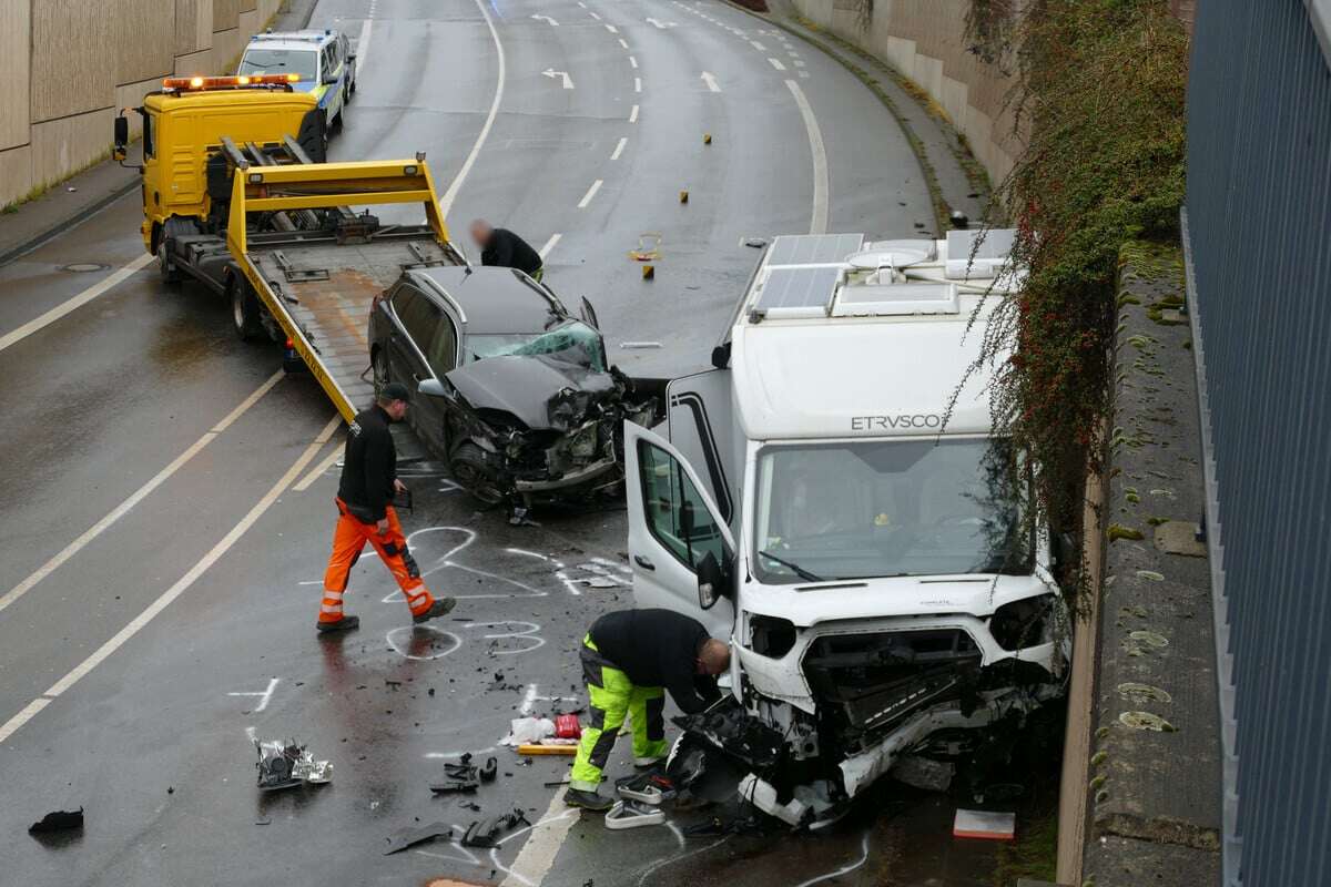 Wohnmobil kracht frontal gegen Renault: Mehrere Menschen verletzt