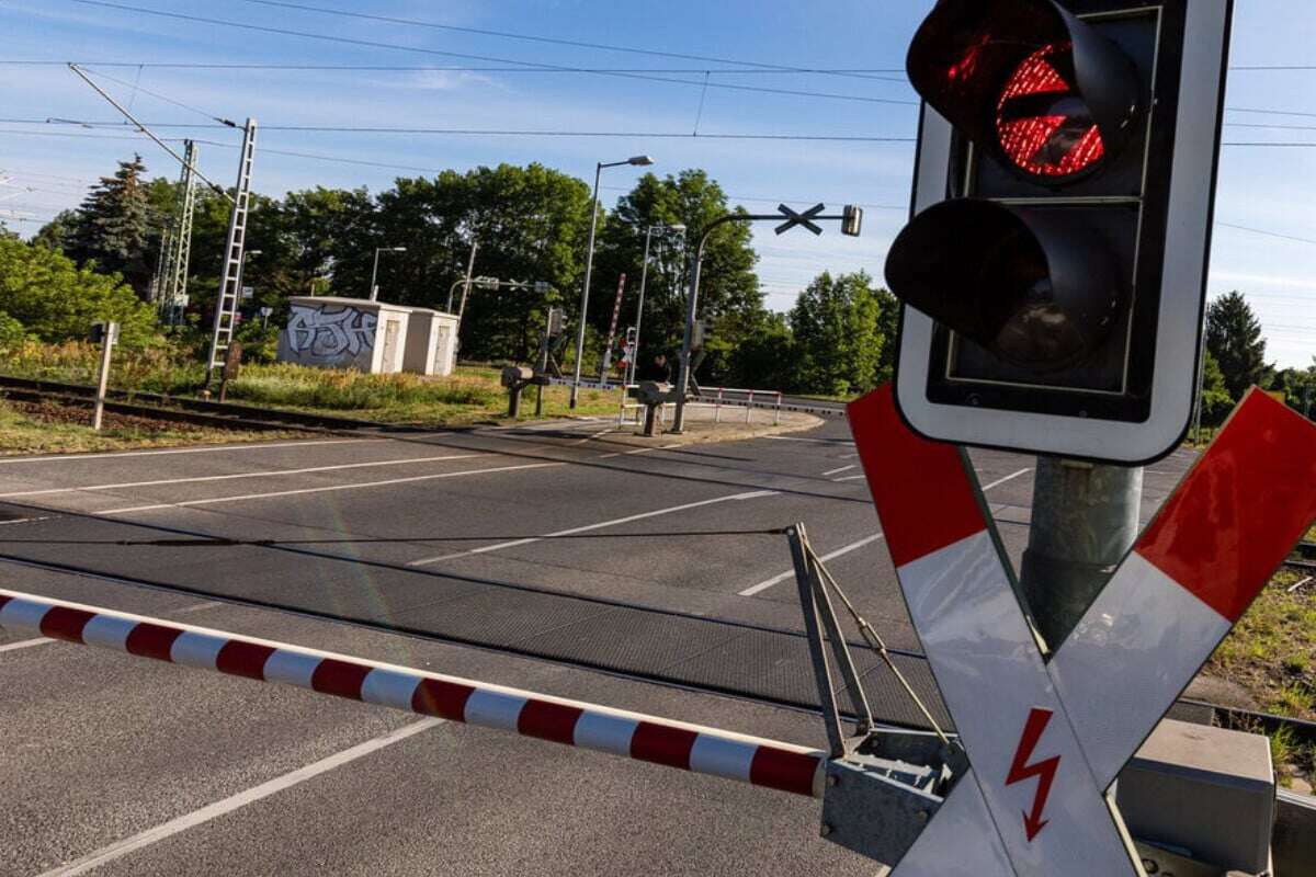 Tödlicher Unfall: Fahrradfahrerin fährt trotz geschlossener Schranken über Bahnübergang!