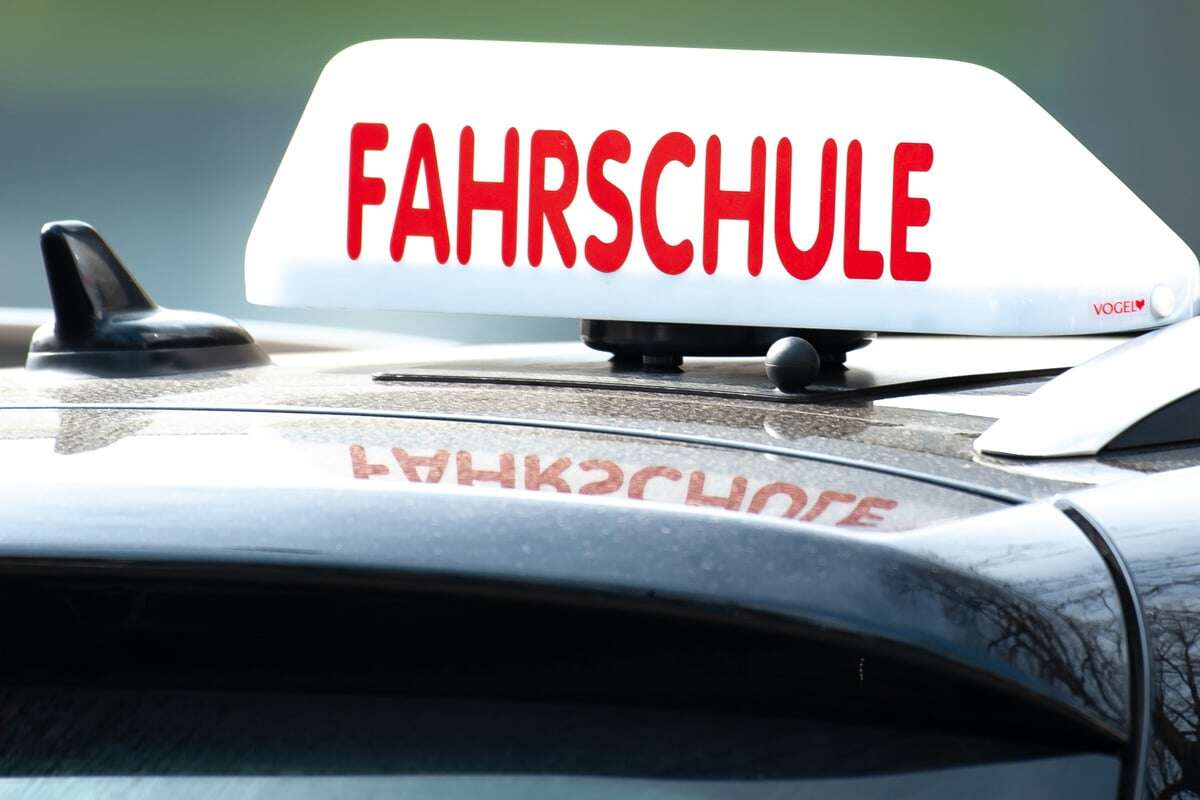 Suff-Fahrlehrer baut Unfall und lässt Verletzte einfach zurück