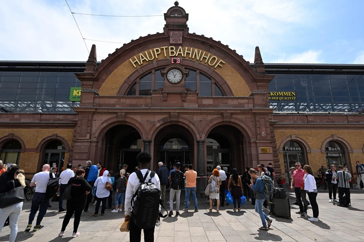 Drama am Hauptbahnhof: 13-Jähriger (†) von Linienbus erfasst