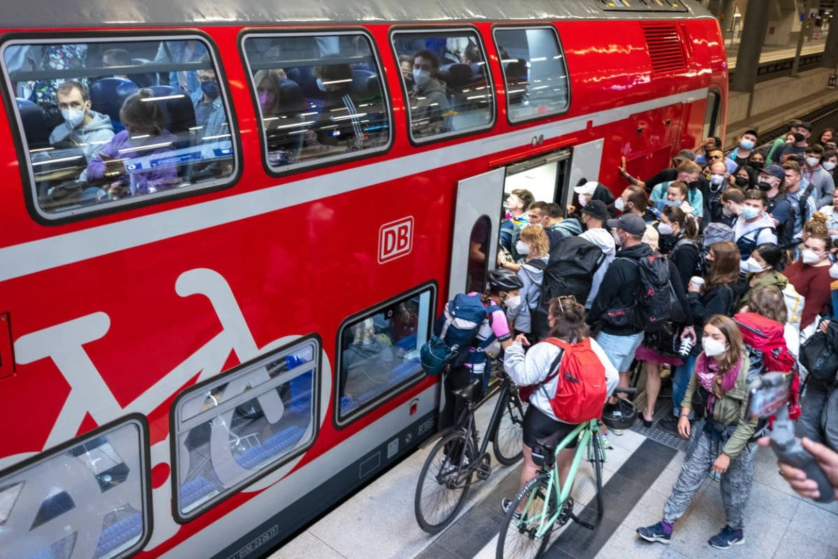 Bahn lässt Fahrgäste stehen: Verband fordert Alternativen