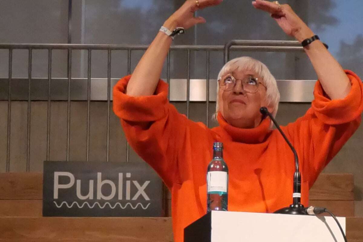 Claudia Roth eröffnet Journalismus-Haus auf Friedhof: Plötzlich knallt es laut