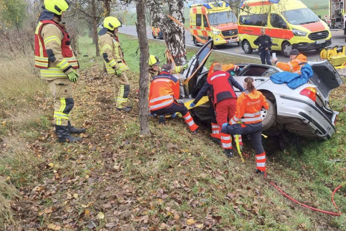 BMW kracht gegen Baum: War ein medizinischer Notfall der Grund?