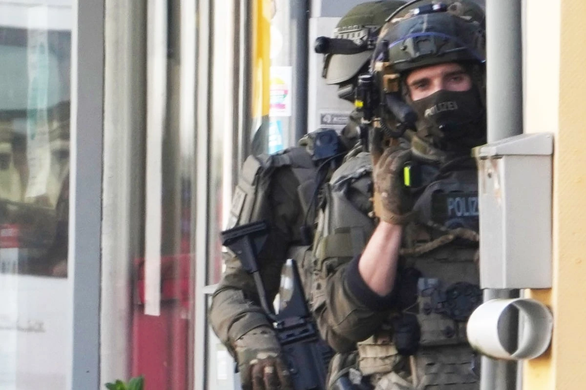 Zwei Menschen aus Volksbank befreit: Täter auf der Flucht