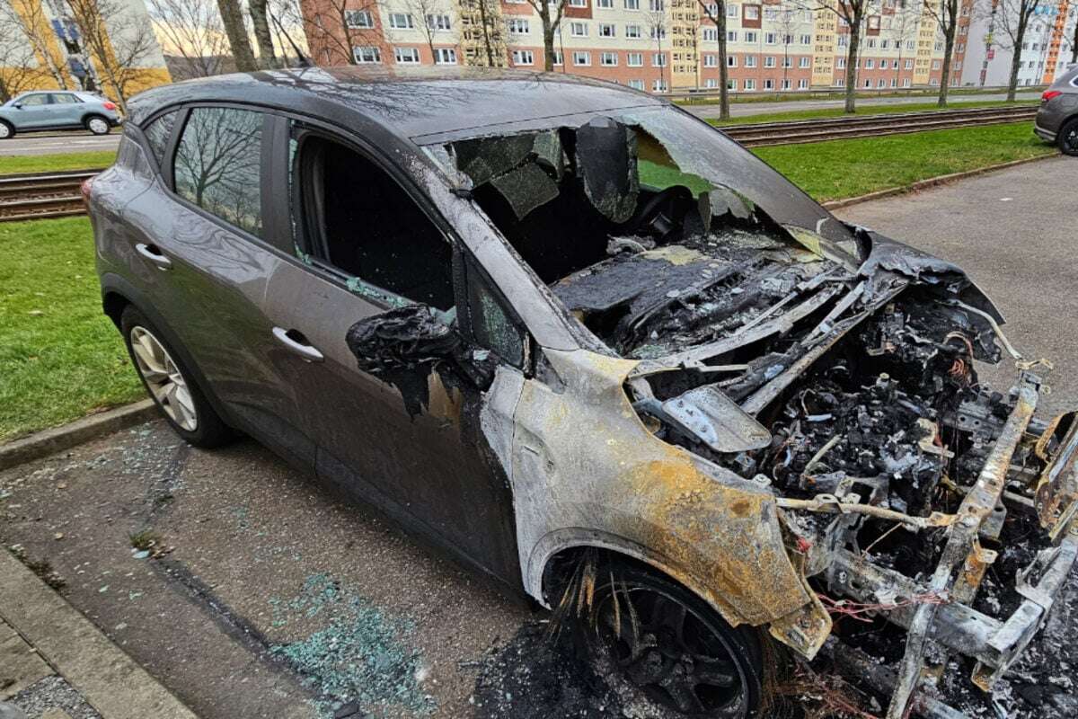 Dämliche Silvester-Aktion in Chemnitz: Böller-Chaoten zünden Feuerwerk unter Auto!