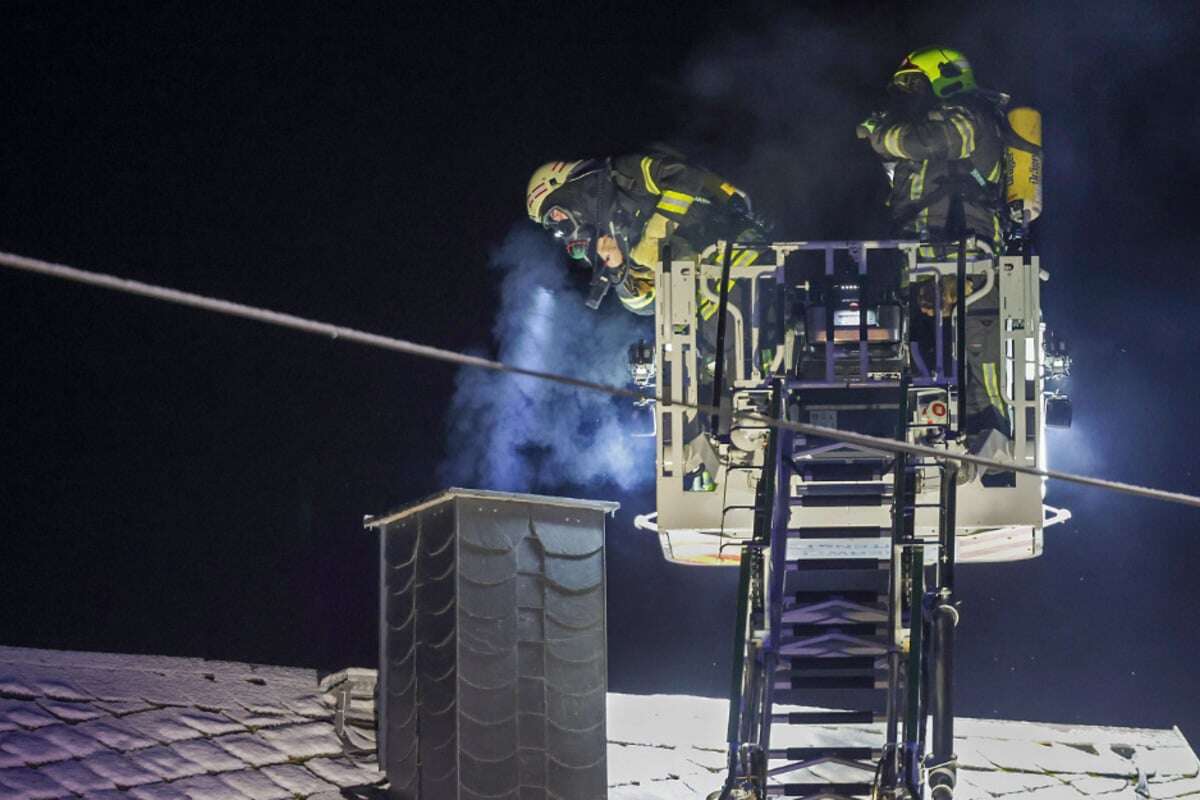 Schornstein brennt, Feuerwehr muss ausrücken: Straße voll gesperrt