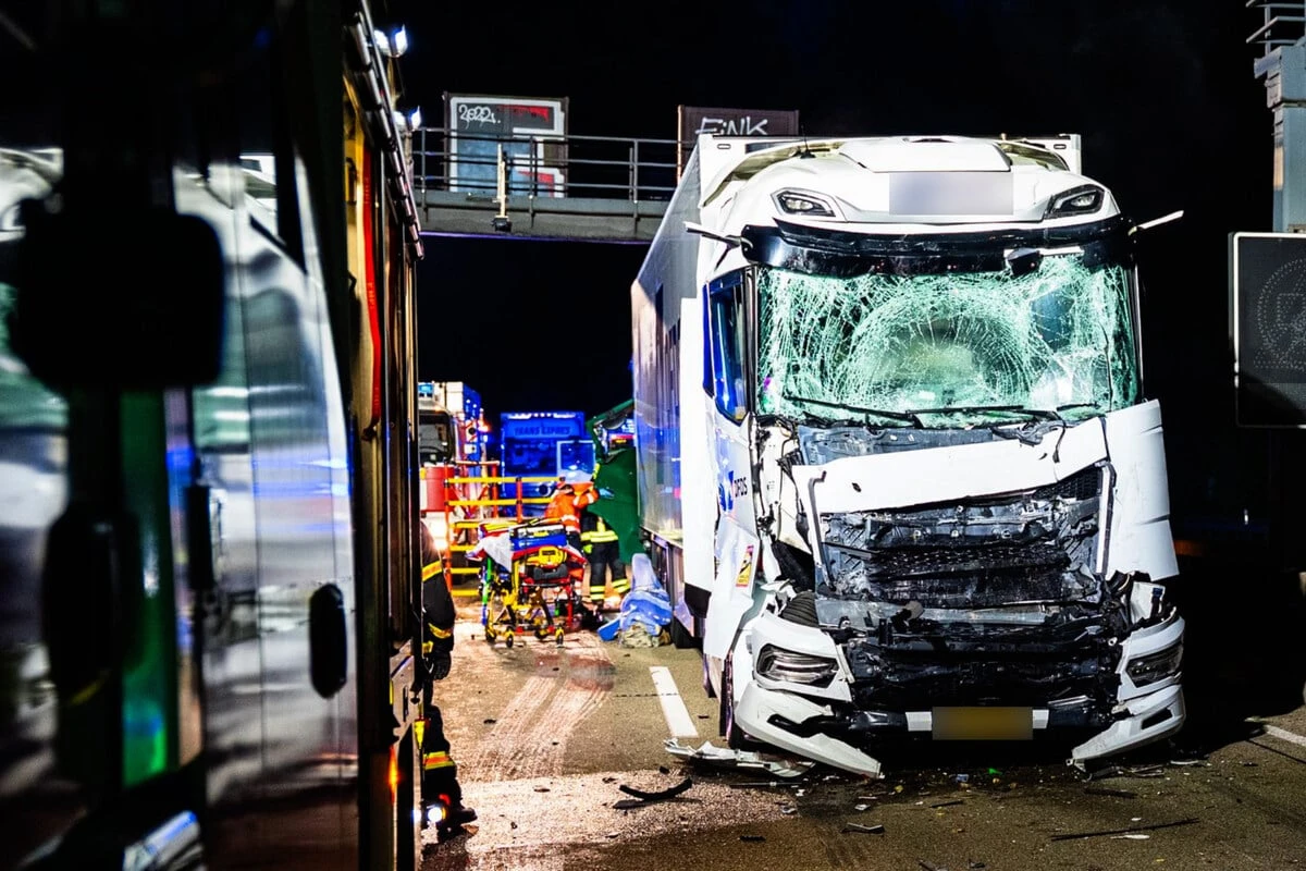 Gaffer mit schuld an Unfallserie auf A3: Polizei fahndet nach drei Männern