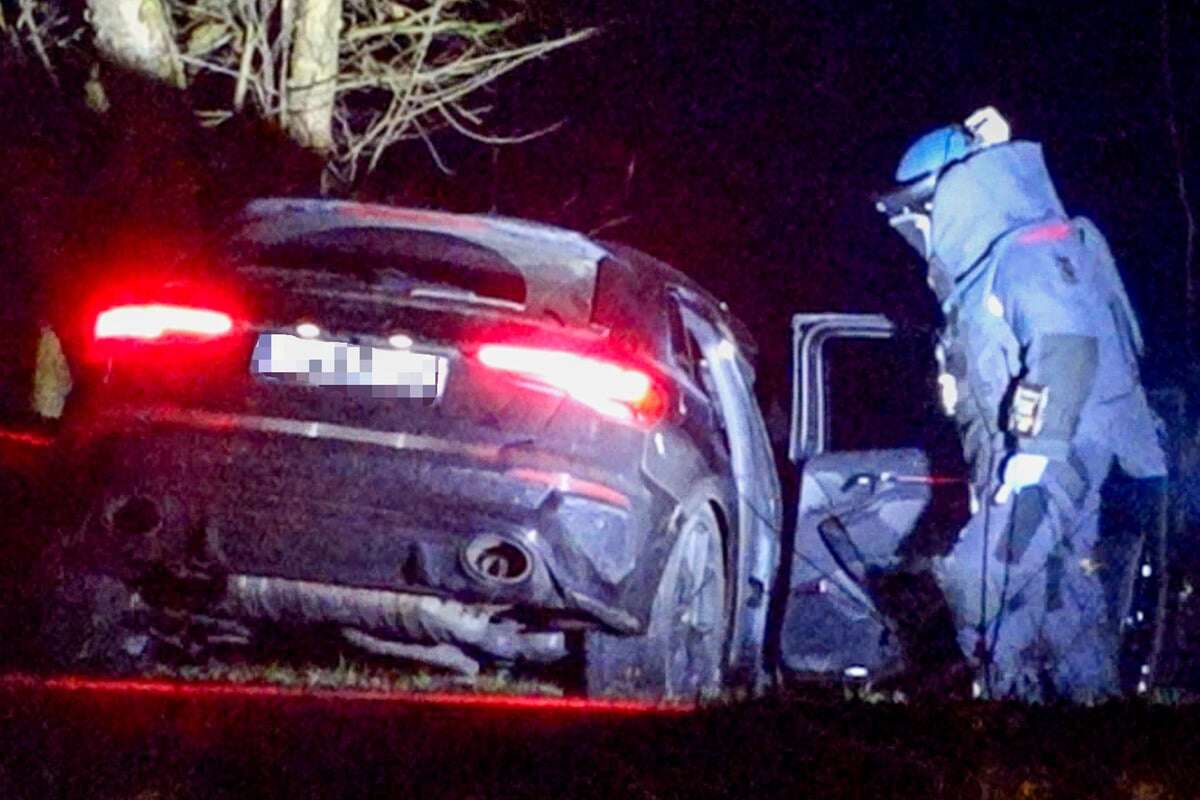 Verfolgungsjagd endet an Baum: Entschärfungs-Kommando untersucht Auto