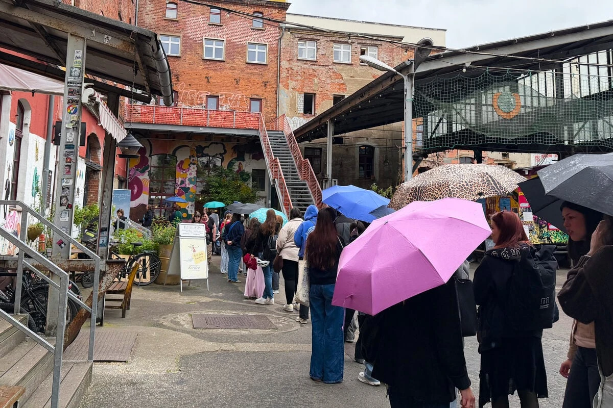 Schlangestehen im Regen: Wo wollen diese Leipziger hin?
