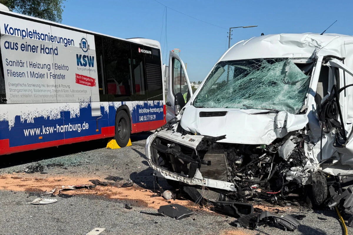 Transporter kracht in Linienbus: Fahrer in Lebensgefahr
