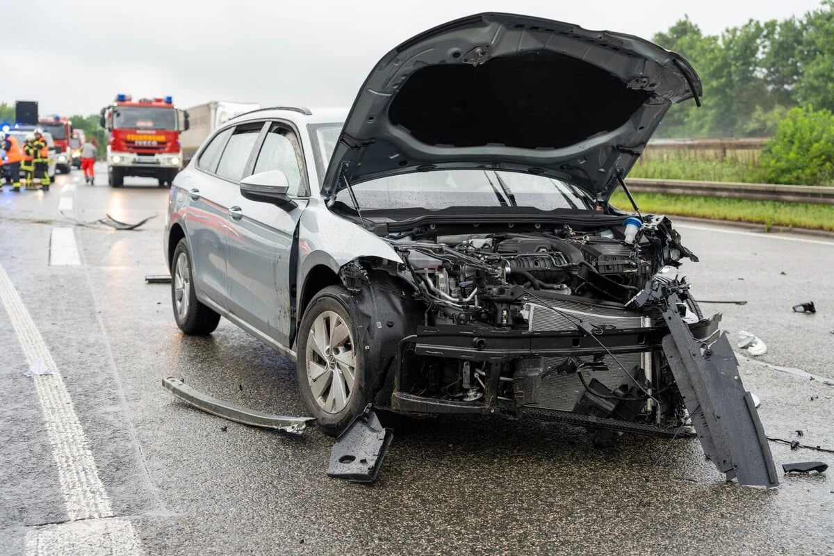 Unwetter trifft Weimarer Land: Unfall auf A4 und überflutete Straßen