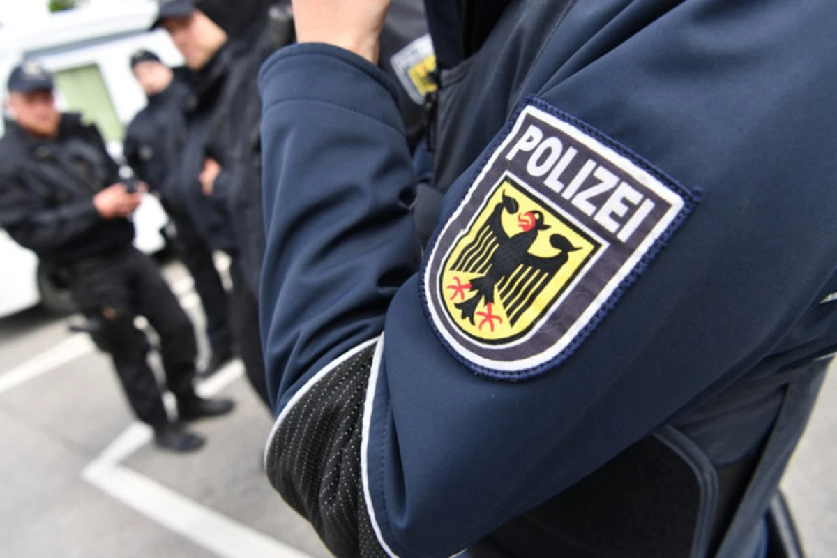 Teenie lässt die Sau raus: Polizei sprengt ausgeartete Geburtstagsfeier