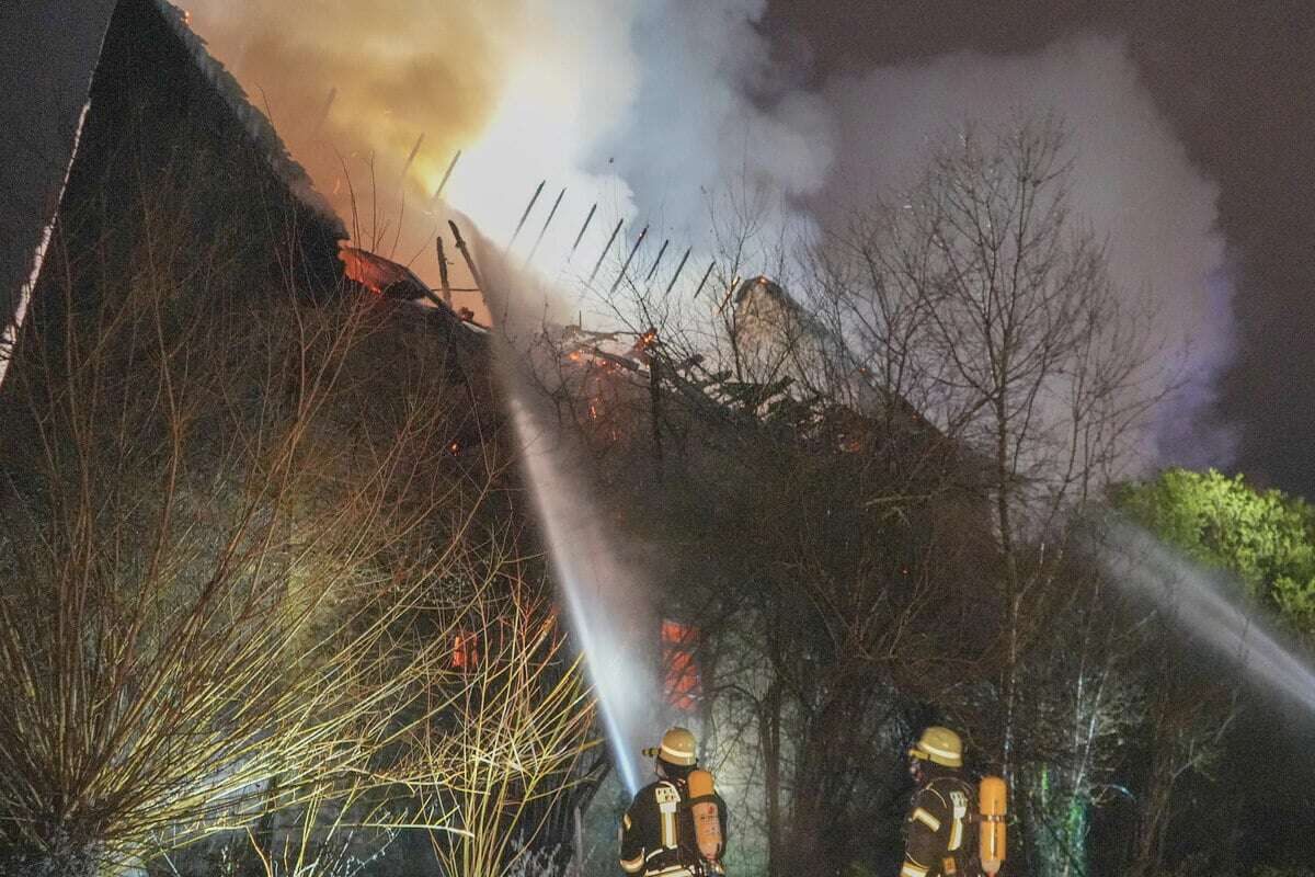 140 Einsatzkräfte bekämpfen Scheunenbrand - Halbe Million Euro Schaden