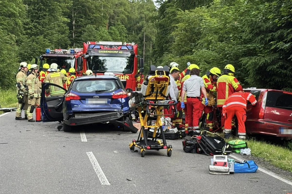 Feuerwehr befreit eingeklemmte Personen nach Crash: Vier Schwerverletzte