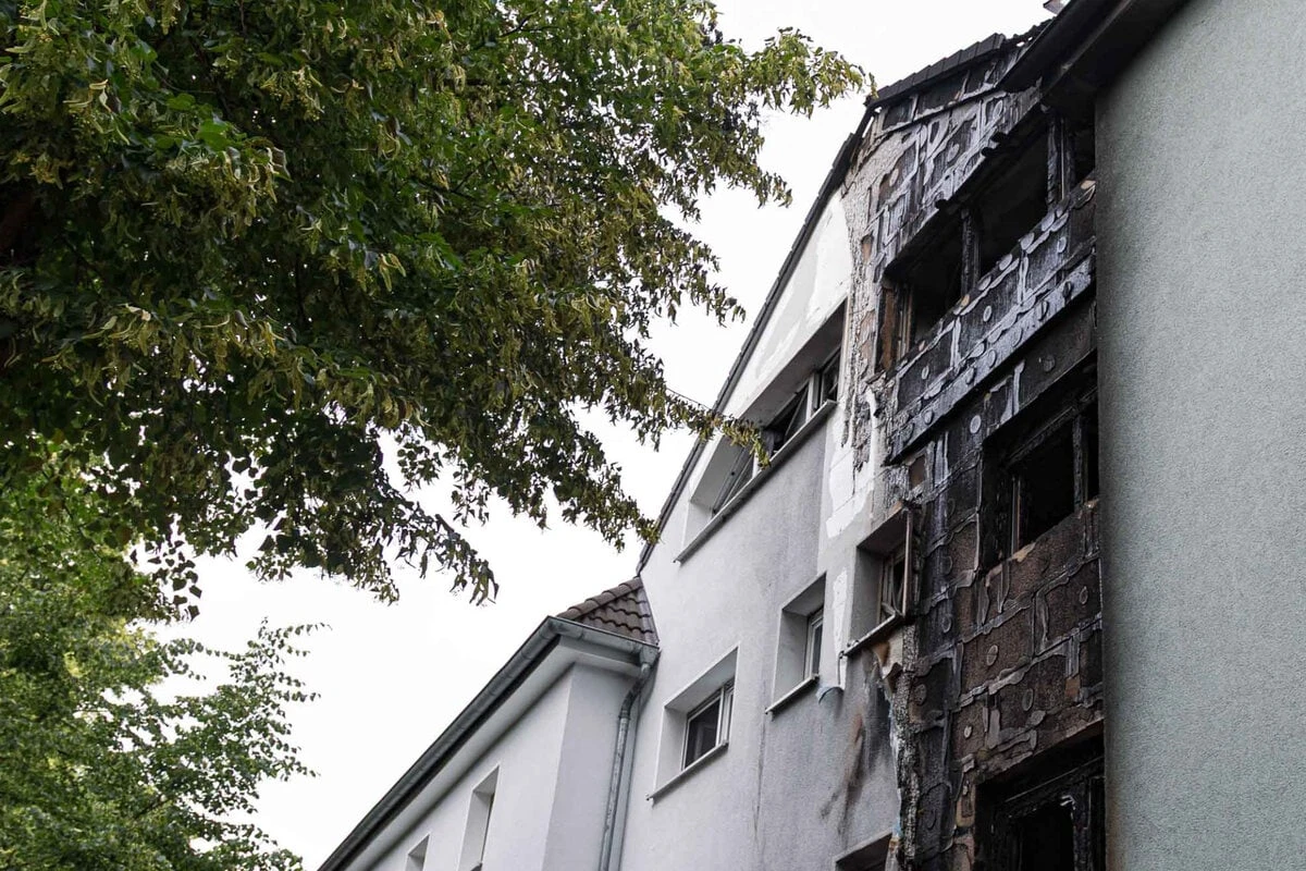 Fassade von Mehrfamilienhaus brennt komplett ab - zahlreiche Bewohner obdachlos