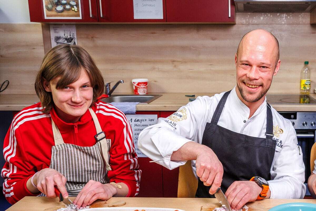 Dresdner Chefkoch zaubert mit Schülern: 