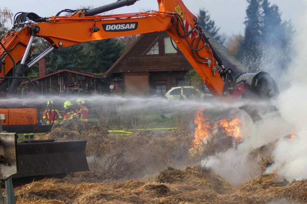 Stundenlanger Einsatz: Feuerwehr kämpft gegen Brand im Strohlager an