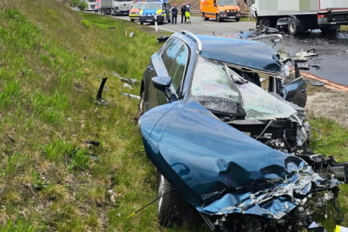 Unfall auf Bundesstraße im Erzgebirge: Laster kollidiert frontal mit Auto