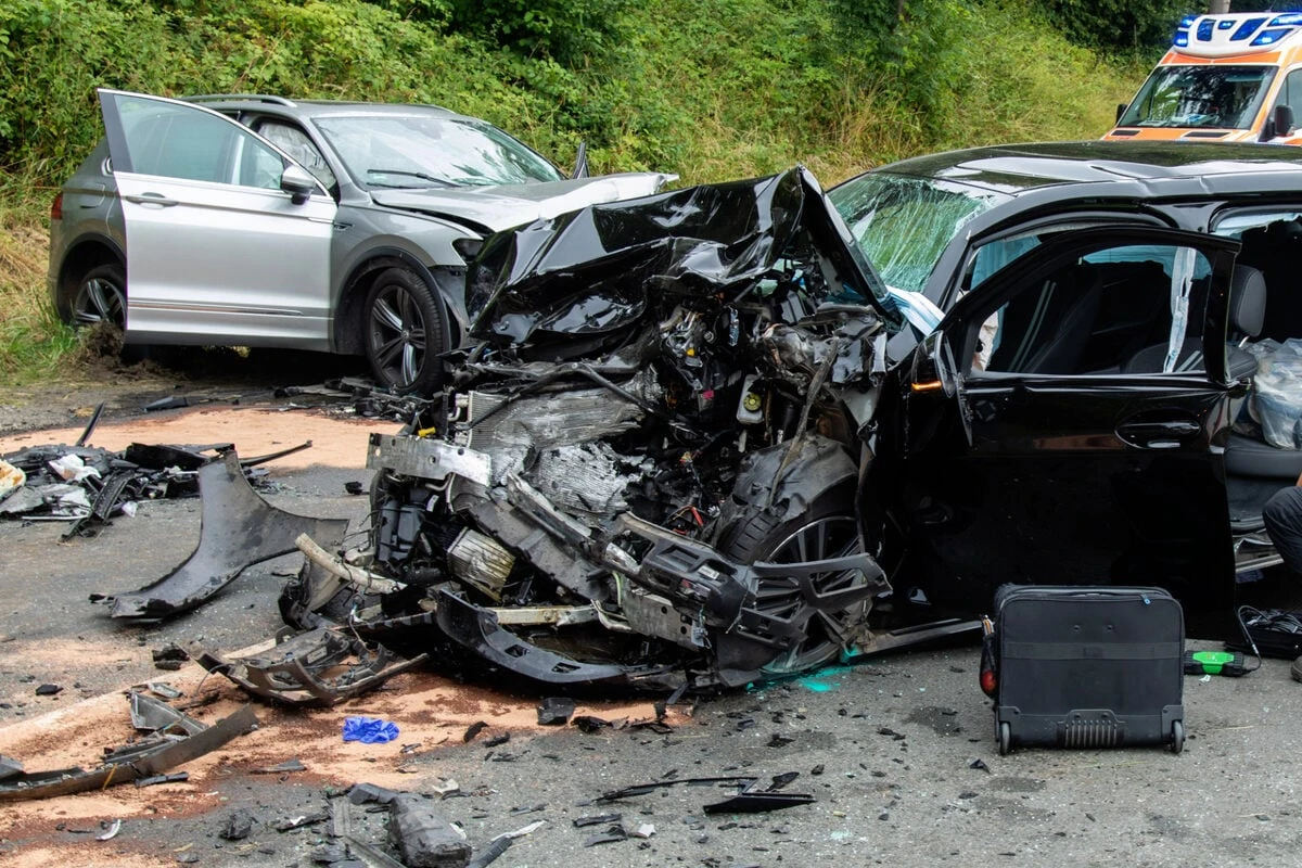 Frontalcrash mit einem Toten und sechs Verletzten, darunter drei kleine Kinder