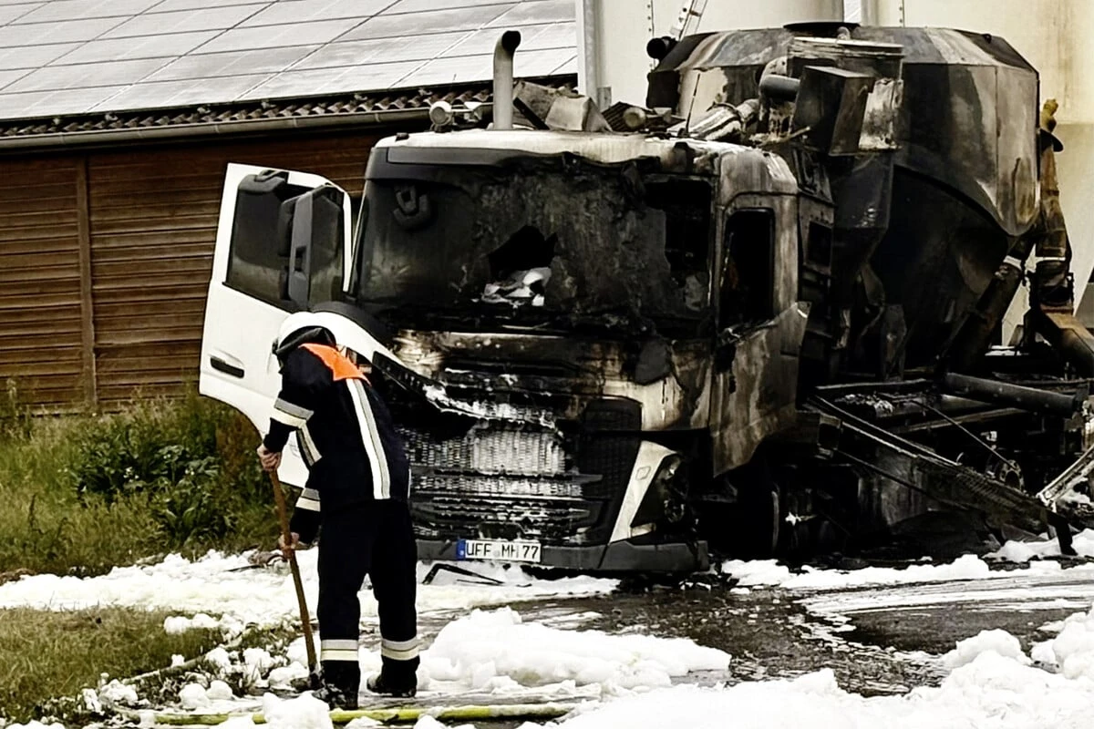 Mann (†46) stirbt bei Feuer-Drama: Lkw berührt Stromleitung und geht in Flammen auf