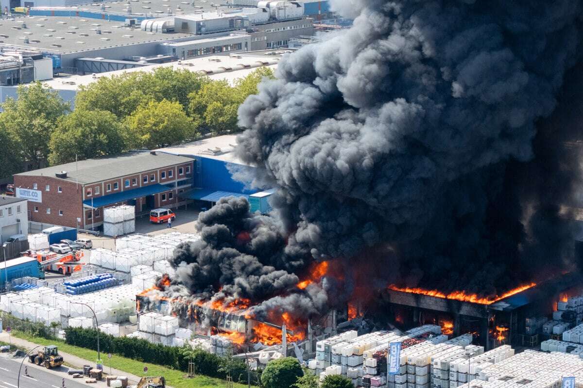 Feuer in Hamburg! Riesige Rauchwolke über der Stadt, sechs Verletzte