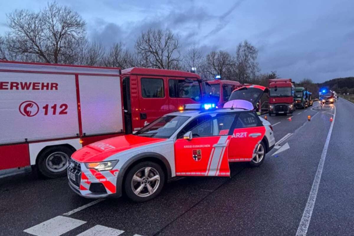 Schwerer Unfall auf Kreuzung: Autofahrerin prallt gegen zwei Lkws