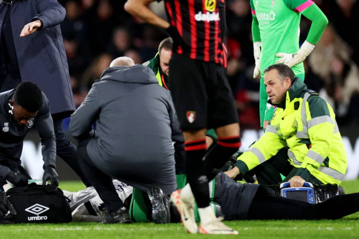 Premier-League-Profi sackt zusammen: Spiel abgebrochen!