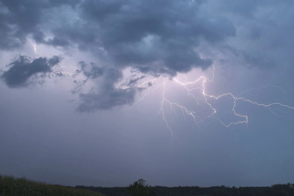 Nach Temperaturen über 30 Grad: Hitzegewitter mit Starkregen, Sturm und Hagel