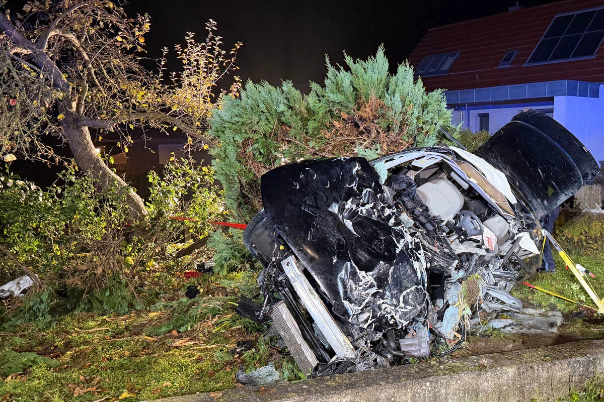 Audi fliegt 50 Meter weit in einen Garten: 17-jähriger Fahrer muss aus Wrack geschnitten werden