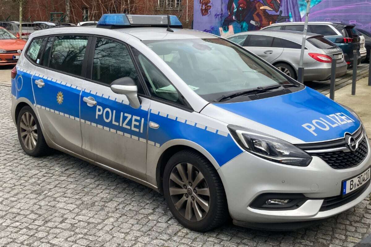 Mercedes-Fahrer kracht bei Flucht gegen Polizisten und verletzt ihn