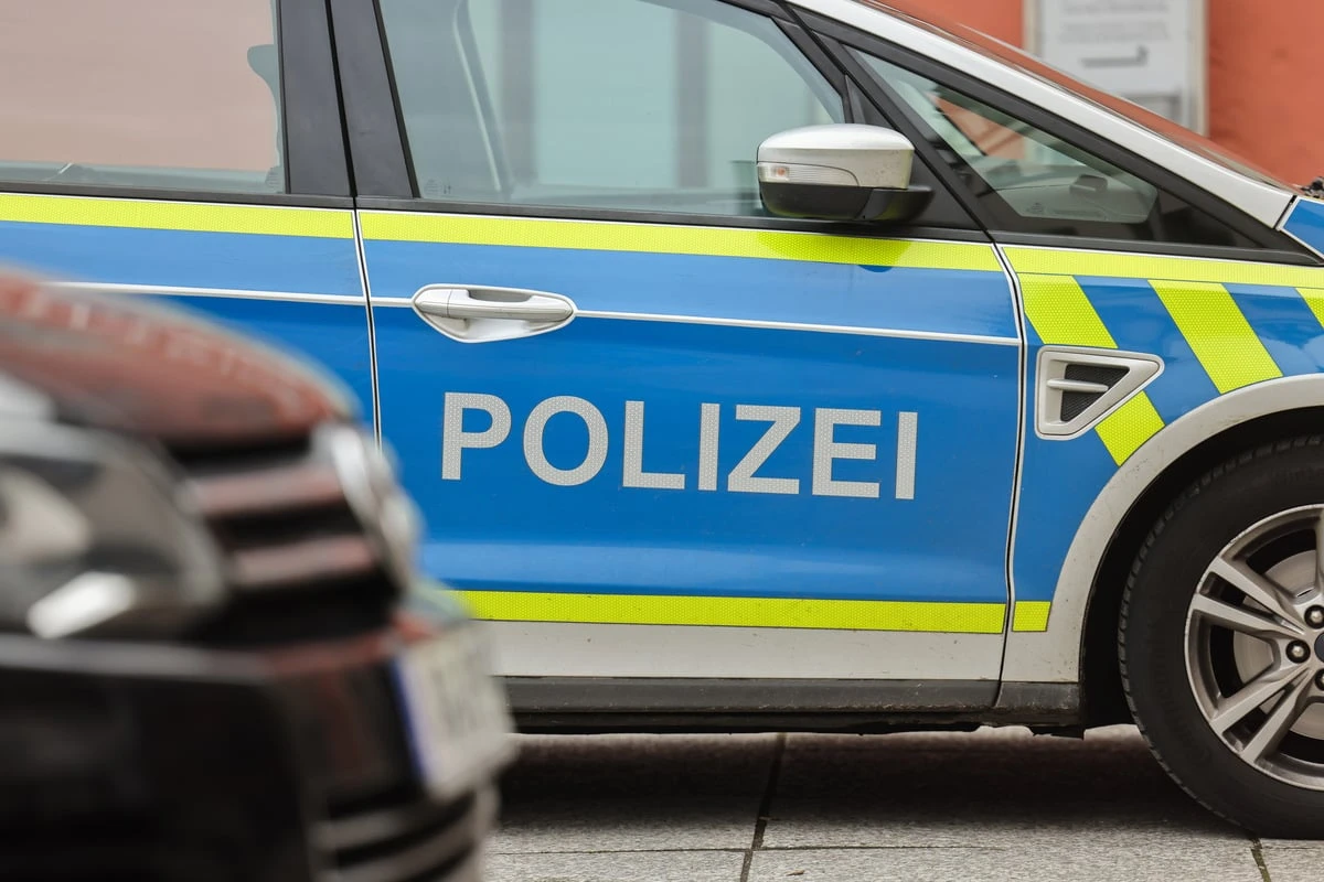 Diebespärchen will mit Auto flüchten, doch Polizist greift in seinem Frei ein