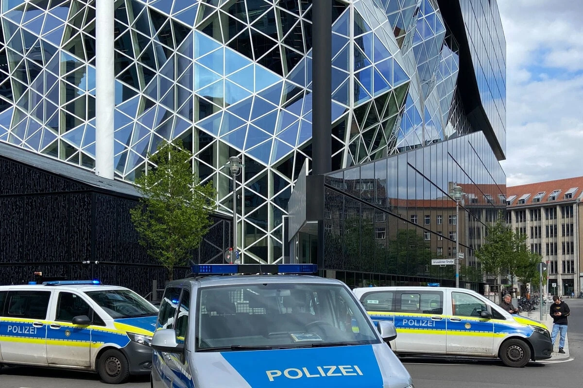 Verdächtiges Auto! Polizei im Großeinsatz vor Axel-Springer-Gebäude