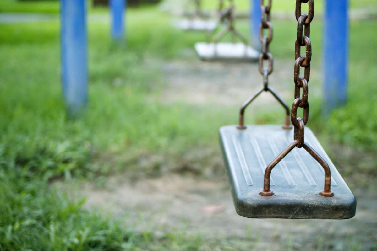 Mitten auf einem Spielplatz: Mann belästigt Kinder und deren Eltern