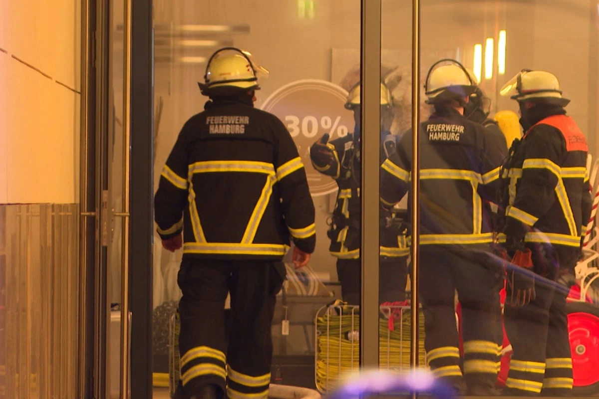 Feuer in Hamburger Einkaufszentrum: Großaufgebot im Einsatz